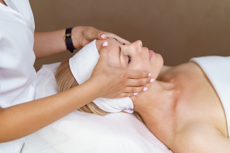 Mastering Facial Massage Techniques: 11 Techniques and Tips