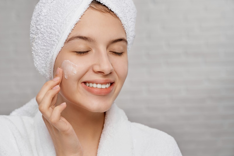 Applying facial moisturizer to support the skin barrier