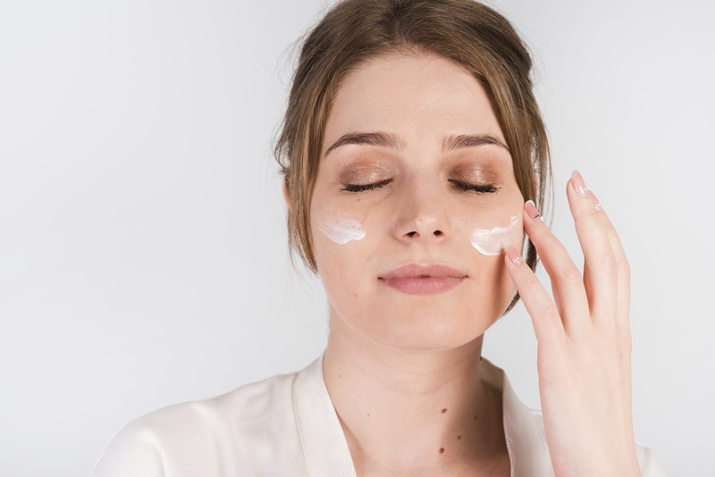 Applying broad-spectrum sunscreen to protect collagen