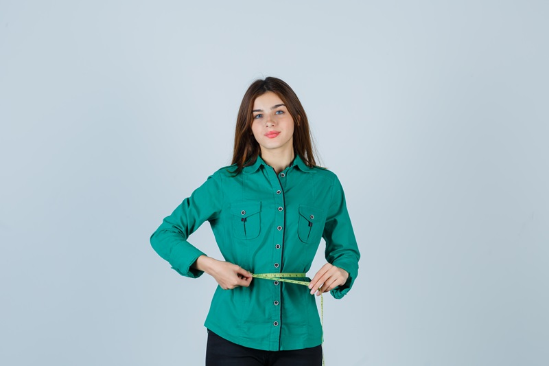 measuring waist circumference with a tape measure